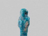 Aeg F 43  Aeg F 43, Dritte Zwischenzeit, Uschebti, Dunkelblaue Fayence, H 4,6 cm, B 1,7 cm, T 1,1 cm : Bestandskatalog Ägypten, Museumsfoto: Claus Cordes